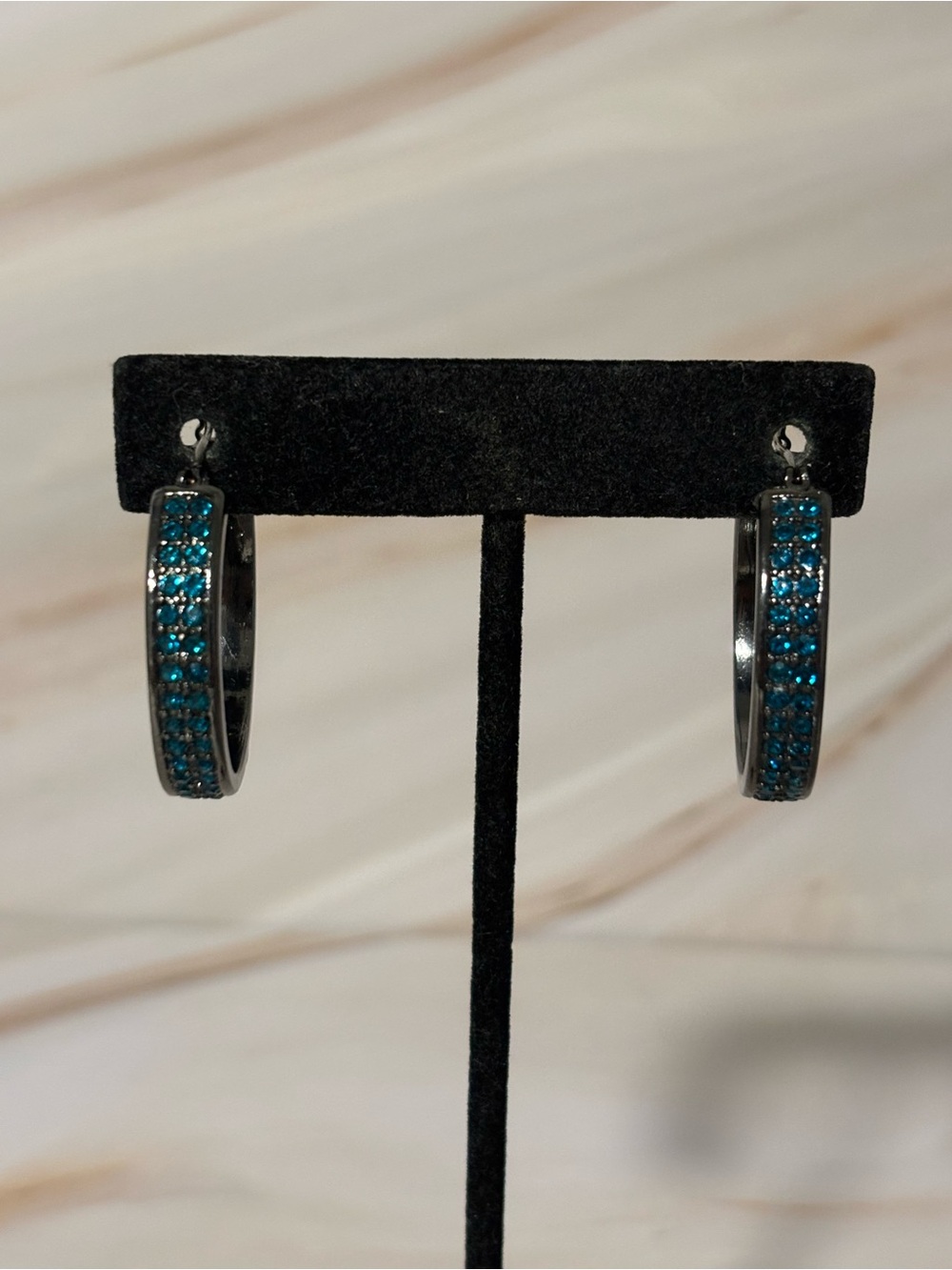 🌻Gunmetal-Tone Vibrant Teal Crystal Hoop Earrings 1.25”